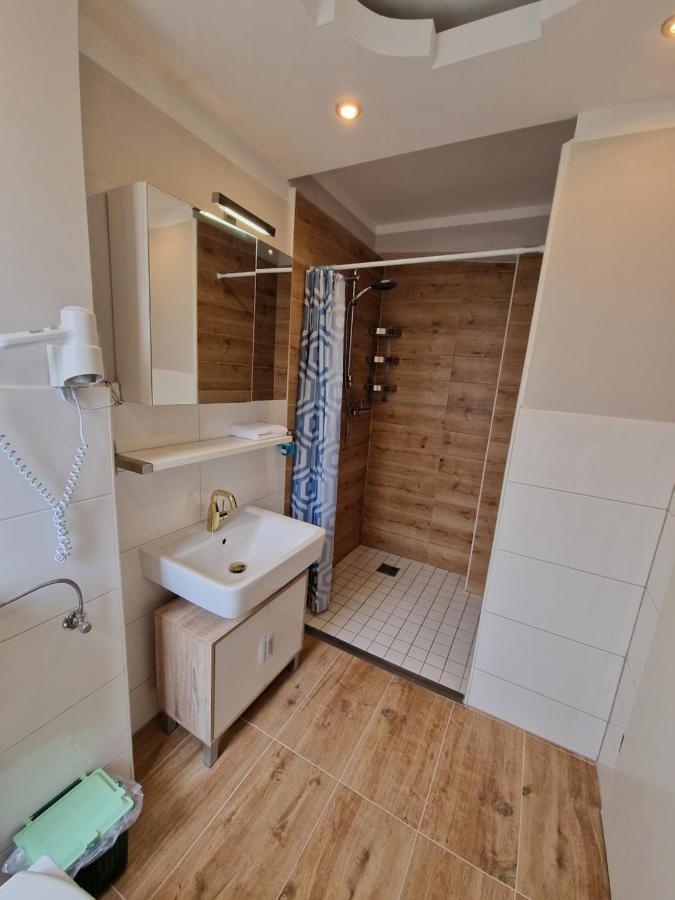 Hotel Kenny & Henry Куксхавен Екстериор снимка