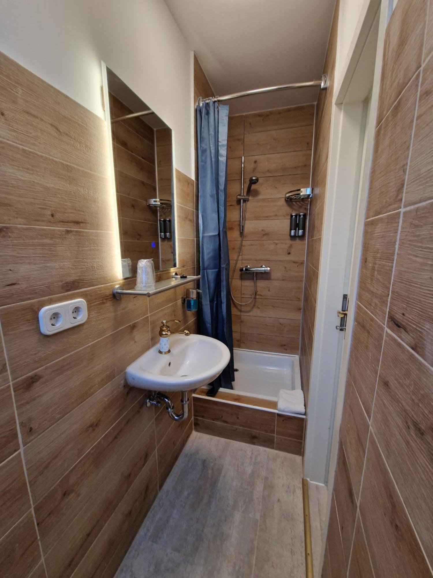 Hotel Kenny & Henry Куксхавен Екстериор снимка